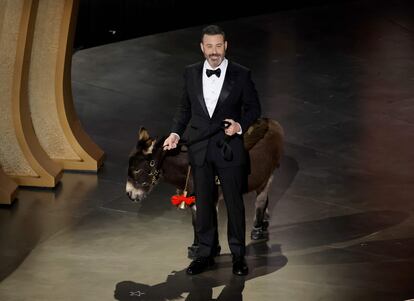 El presentador de la gala, Jimmy Kimmel, en el escenario con un burro. "Esta es Jenny, una de las estrellas de 'Almas en pena de Inisherin'", ha explicado el presentador.