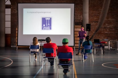 Los profesores del colegio San Ignacio asisten a una sesión de capacitación en el polideportivo del colegio. En paralelo a la labor de los profesores y equipos de psicólogos, psicopedagogos y el área de pastoral –que se ocupa del desarrollo espiritual– pudieron hacer seguimientos individuales de los alumnos gracias a la información y la tecnología. Lo hicieron a través de Radar Escolar, una plataforma que utiliza el análisis avanzado de los datos para ofrecer apoyos específicos a cada estudiante.