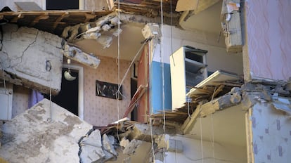 The scene of a part of a collapsed apartment building in Magnitogorsk, a city of 400,000 people, about 1,400 kilometers (870 miles) southeast of Moscow, Russia, Monday, Dec. 31, 2018. At least four people died Monday when sections of an apartment building collapsed after an apparent gas explosion in Russia's Ural Mountains region, officials said. (AP Photo/Maxim Shmakov)