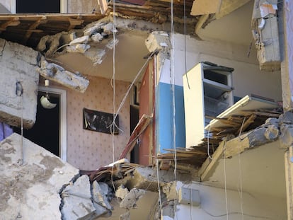 The scene of a part of a collapsed apartment building in Magnitogorsk, a city of 400,000 people, about 1,400 kilometers (870 miles) southeast of Moscow, Russia, Monday, Dec. 31, 2018. At least four people died Monday when sections of an apartment building collapsed after an apparent gas explosion in Russia's Ural Mountains region, officials said. (AP Photo/Maxim Shmakov)