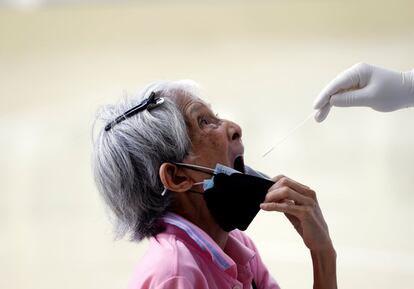 Una persona mayor se somete a un test para detectar el coronavirus este viernes en Bangkok, Tailandia.