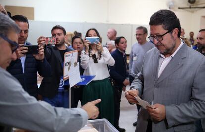 El líder de Vox en Andalucía, Francisco Serrano, introduce el sobre con su papeleta de voto en la urna en el colegio Santa Ángela de la Cruz de Sevilla.