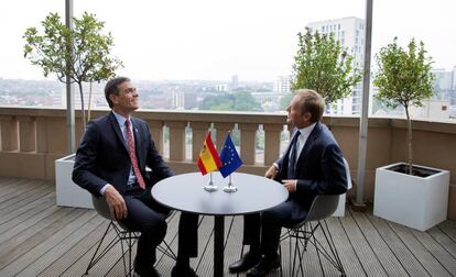 Pedro Sánchez conversa con el presidente del Consejo Europeo, Donald Tusk, este domingo en Bruselas.