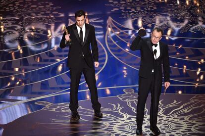 El guionista Josh Singer (izquierda) y el guionista-director Tom McCarthy recogen el premio al mejor guión original por 'Spotlight'.
