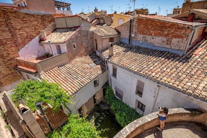 Una visitante fotografía las casas del centro de la localidad.