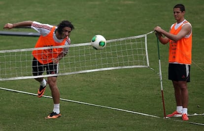 De Nigris cabecea ante la mirada de Chicharito, en un entrenamiento en Río.