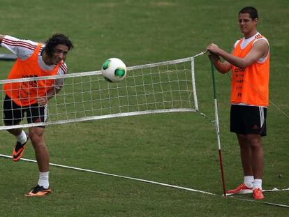 De Nigris cabecea ante la mirada de Chicharito, en un entrenamiento en Río.