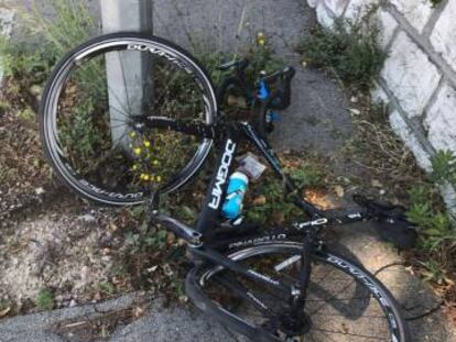 La bicicleta de Froome, destrozada.