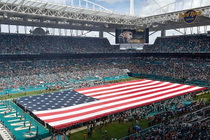 El estadio Hard Rock ha guardado silencio en homenaje al jugador de los Miami Marlins José Fernández, momentos antes de un partido entre Cleveland Browns y Miami Dolphins.