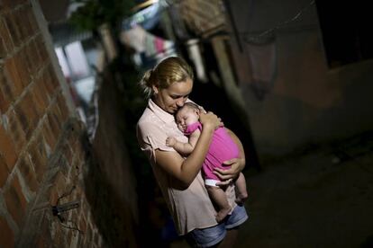 Gleyse Kelly da Silva abraza a su hija Maria Giovanna, con microcefalia, en Brasil.