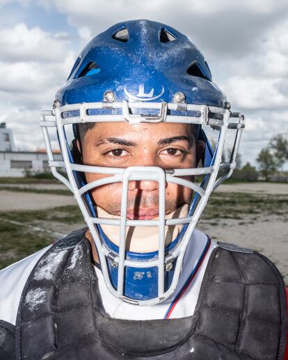 Una de las posiciones clave en el baseball es la del catcher, que es el jugador que en su turno defensivo ocupa su posición detrás del bateador en el juego y recibe los envíos del lanzador. A esta posición se le asigna el número 2. Es el que indica al lanzador por donde tiene que enviar la bola. En estas ligas municipales cuentan con toda la indumentaria
profesional, los catcher utilizan una máscara protectora para evitar lesiones en caso de impacto en el rostro. En la imagen, Jesús, uno de los catcher del equipo de los Piratas.


