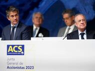 Juan Santamaría, consejero delegado de ACS con el presidente del grupo, Florentino Pérez, durante una junta de accionistas.