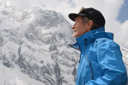 Carlos Soria observa el Annapurna, en una foto tomada durante su expedición