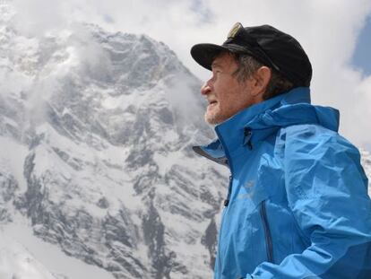 Carlos Soria observa el Annapurna, en una foto tomada durante su expedición