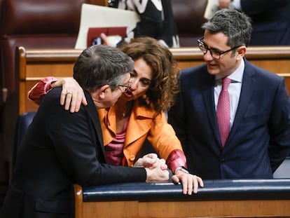 La vicepresidenta primera y ministra de Hacienda, María Jesús Montero, en el centro, y el ministro de la Presidencia, Félix Bolaños, a la derecha, conversaban este jueves con el portavoz del partido en el Congreso, Patxi López.