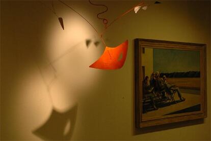<i>Pez ángel rojo móvil,</i> de Alexander Calder; detrás, el cuadro de Edward Hopper <i>Gente tomando el sol.</i>