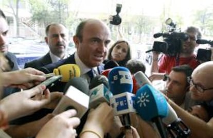 El ministro de Economía, Luis de Guindos, atiende a los medios de comunicación. EFE/Archivo