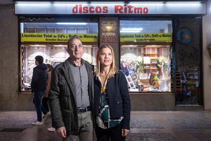 Vicente Boix y Ana José Serrano, propietarios de Discos Ritmo, ante su establecimiento en Castellón.
