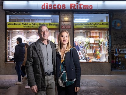 Vicente Boix y Ana José Serrano, propietarios de Discos Ritmo, ante su establecimiento en Castellón.