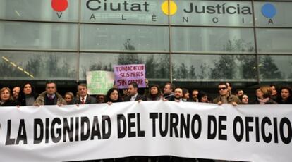 Abogados de Valencia, hoy, en la concentración de protesta por el impago del turno de oficio.