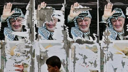 Varios carteles con la imagen de Yasir Arafat en una calle de Gaza en 2004.