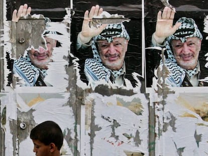 Varios carteles con la imagen de Yasir Arafat en una calle de Gaza en 2004.