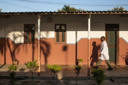 El doctor Eusebio Macete es el director del CSIM. Coordina a un equipo multicultural y puntero a nivel mundial en investigaciones sobre malaria, tuberculosis y sida, entre otras.