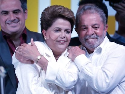 Lula abra&ccedil;a Dilma em seu discurso da vit&oacute;ria. 