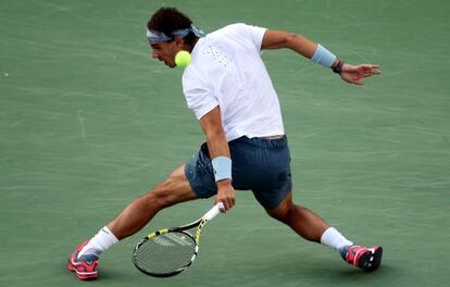 Nadal devuelve una bola ante Gasquet.