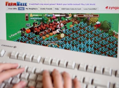 Un usuario participa en el popular juego social 'Farmville', creado por Zynga.