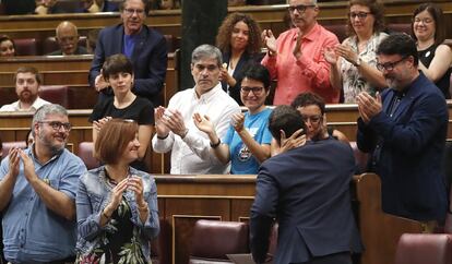 El portavoz de ERC, Gabriel Rufián, es felicitado por la diputada de su grupo Montserrat Bassa Coll tras su intervención en el debate de investidura.