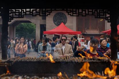 Ciudadanos chinos sostienen varillas de incienso mientras rezan en el templo Jing'an Temple en Shanghi (China).