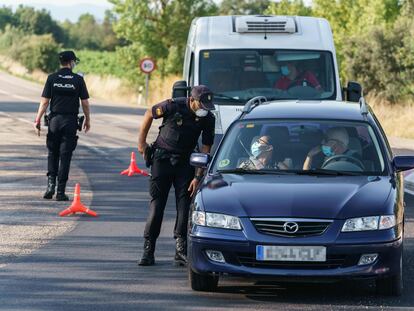 Control policial en una carretera de acceso a Aranda de Duero, este viernes.