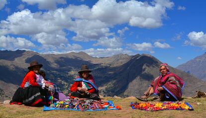 El Valle Sagrado, en el departamento de Cuzco, fue el corazón del imperio inca. Por allí, la empresa Mountain Lodges está desarrollando un modelo de turismo en el que implica a las comunidades locales para que sean socias y se beneficien. En la imagen, miembros de la de Viacha muestran papas y artesanías.
