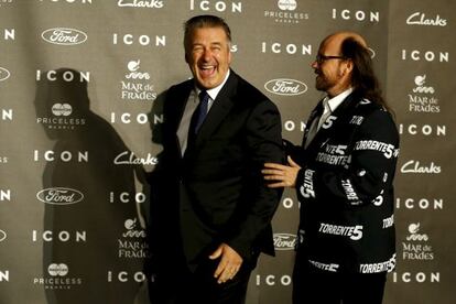 Alec Baldwin, junto a Santiago Segura, en la fiesta de la revista 'ICON'.