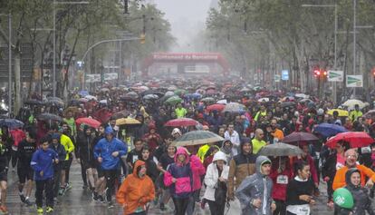 Imatge de la cursa, marcada per la pluja.