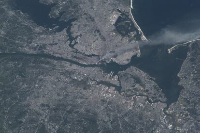 Imagen de Nueva York tomada desde la Estación Espacial Internacional, el 11 de septiembre de 2001, tras los atentados contra las Torres Gemelas.