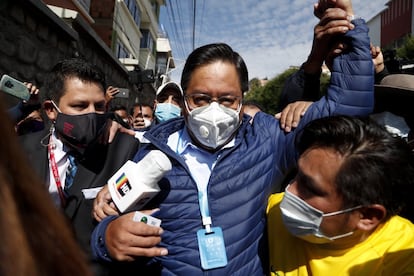 Luis Arce, candidato a la presidencia del partido MAS, tras depositar su papeleta en La Paz (Bolivia).