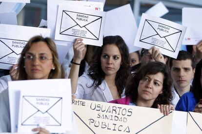 7 de febrero de 2013. Concentración de 5 minutos en la puerta del Hospital  Infanta Leonor en Vallecas bajo el lema: 'Más batas blancas y menos sobres negros'.