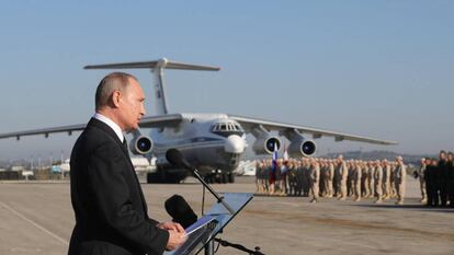Fotograf&iacute;a de archivo fechada el 11 de diciembre de 2017, que muestra al presidente ruso, Vlad&iacute;mir Putin, durante su visita a la base rusa de Hmeimim en Siria.