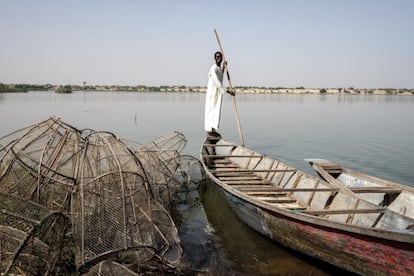 Un pescador en su piragua con las nasas al lado en la isla de Iga, junto a la orilla del lago Chad.