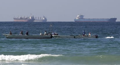 Botes de pescadores y petroleros, en aguas del estrecho de Ormuz.