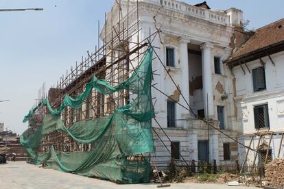 La rehabilitación de edificios públicos debió haber empezado antes del aniversario del desastre, aunque construcciones emblemáticas como el antiguo Palacio Real siguen entre andamios.