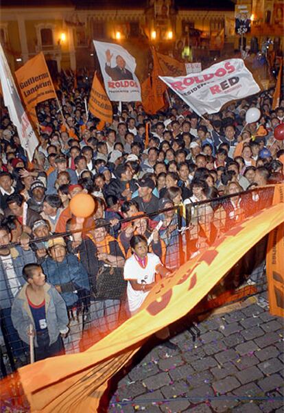 Miles de simpatizantes del candidato a la presidencia de Ecuador por la alianza Red Etica y Democracia -Izquierda Democrática (RED-ID), el socialdemócrata León Roldós, apoyaron a su candidato durante su acto de cierre de campaña en la plaza de San Francisco del centro histórico de Quito (Ecuador). Un total de 9,1 millones de ecuatorianos están convocados a las urnas el próximo 15 de octubre.