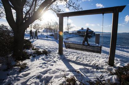 En Estados Unidos se registraron bajísimas temperaturas en Duluth, Minnesota (-37,7 grados), y Minot, Dakota del Norte (-29 grados). En la foto, caminantes desafían el frío para dar un paseo por el paseo marítimo en Burlington (EE UU).