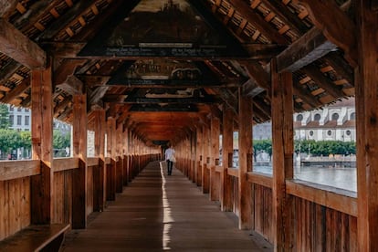 Interior del puente Kapellbrücke, en Lucerna.