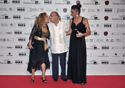 Salvador Távora, premio de Max de honor, junto a su hija (i) y su nieta.
