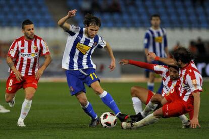 Verdú conduce el balón presionado por Crusat, Vargas y Bernardello.