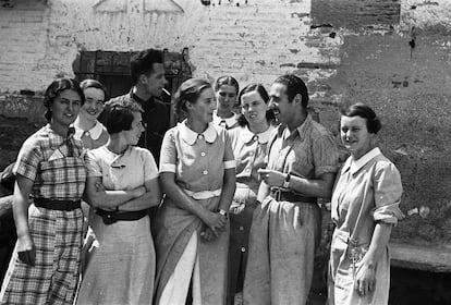 González Aguiló, a surgeon, with nurses from the Spanish Medical Aid Committee (SMAC), April 28, 1937, Poleñino, Huesca province.