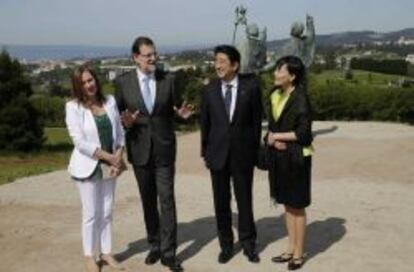 El presiente del Gobierno, Mariano Rajoy, y su esposa, Elvira Fernández, acompañan al primer ministro de Japón, Shinzo Abe, y su esposa, Akie Abe, en el mirador del Monte del Gozo, en el Camino de Santiago,